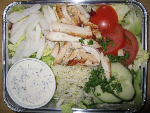 essen_20090625 Bunte Salatplatte mit Rohkost und Putenstreifen
