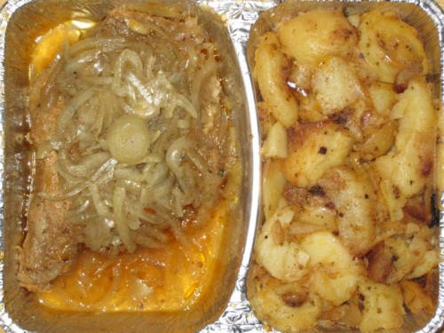 essen_20090703 Thüringer Rostbrät´l auf einem Zwiebelbett mit Bratkartoffeln