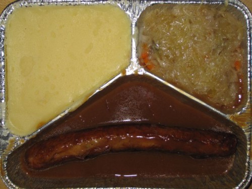 essen_20090713 Thüringer Rostbratwurst in herzhafter Senfsoße mit Delikatesssauerkraut, Kartoffelpüree, Senf