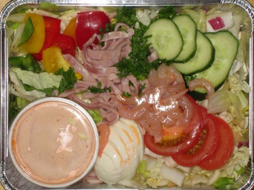 essen_20090714 Bunter Salat mit Shrimps, Schinken, Ei, dazu Cocktaildressing