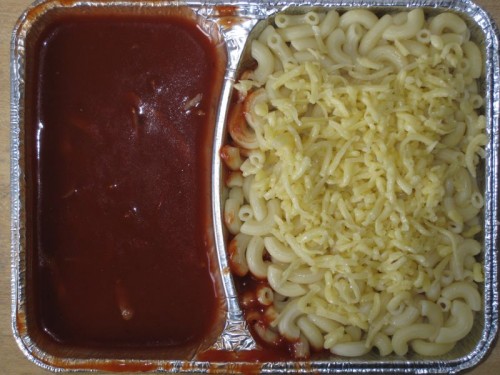 essen_20090720 Hörnchennudeln mit Schinkenstreifen und Tomatensoße, dazu Reibekäse