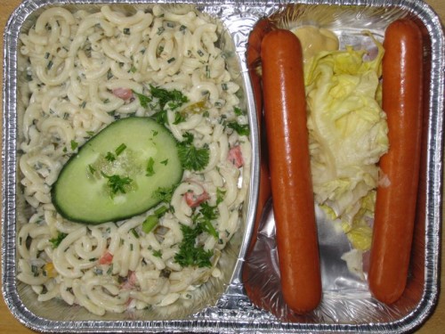 essen_20090728 Bunter Nudelsalat mit 1 Paar Wiener Würstchen und Senf