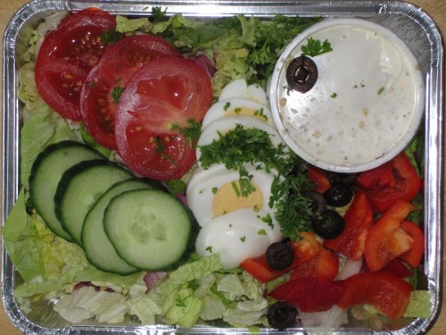 essen_20090730 Andalusische Salatplatte mit Oliven, Ei, Tomate, Dressing