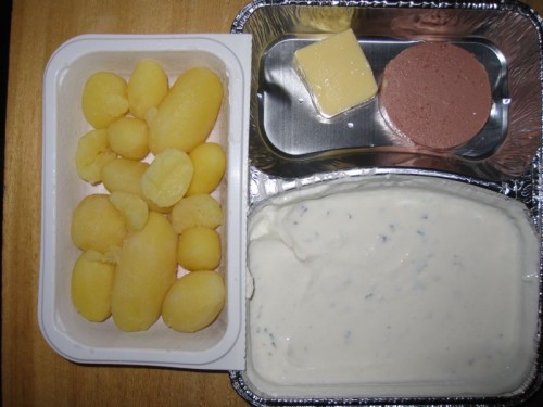 essen_20090817 Hausgemachter Kräuterquark mit Sahneleberwurst, Butter, Salzkartoffeln