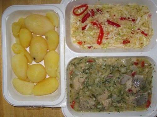 essen_20090820 Heringshäckerle mit bunter Rohkost und Salzkartoffeln