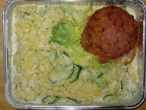 essen_20090825 Gurkenkartoffelsalat mit frischem Dill dazu eine panierte Jagdwurstscheibe (Kaltmenü)