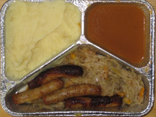 essen_20090827 4 Nürnberger Würstchen mit Delikatesssauerkraut, Zwiebelkartoffelpüree, Senf