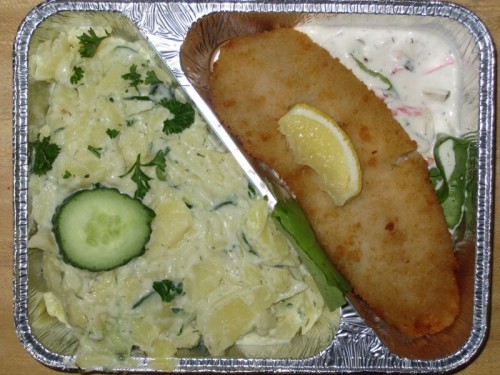 essen_20090901 Gebackenes Fischfilet mit Remoulade und Gurkenkartoffelsalat