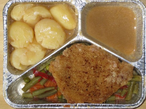 essen_20090902 Paniertes Schweineschnitzel auf Pfannengemüse, an Robertsoße, Kräuterkartoffeln