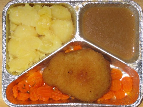 essen_20091021 Hähnchenbrust "Kiew" gefüllt mit Kräuterbutter, auf Möhrengemüse, Bratensoße, Kartoffeln