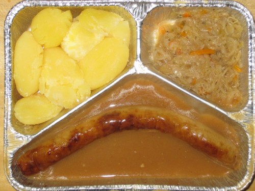 essen_20091103 Thüringer Rostbratwurst mit Delikatesssauerkraut und Salzkartoffeln, dazu 1 Senftüte