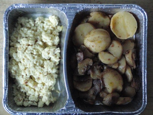 essen_20091113 Bratkartoffeln mit Rührei und Rohkost