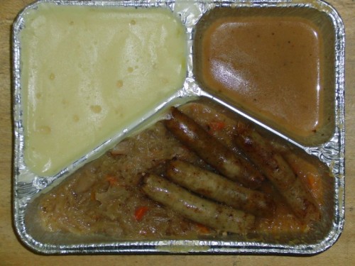 essen_20091126 4 Nürnberger Würstchen auf Delikatesssauerkraut, mit Zwiebelkartoffelpüree und Senftüte