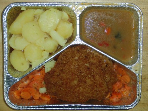 essen_20091209 Paniertes Schweineschnitzel auf Buttermöhren, mit Jägersoße, dazu Kartoffeln
