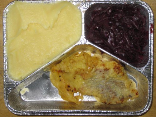essen_20100119 Fischfilet im Weinteig gebacken, mit Rotkraut und Kartoffelpüree