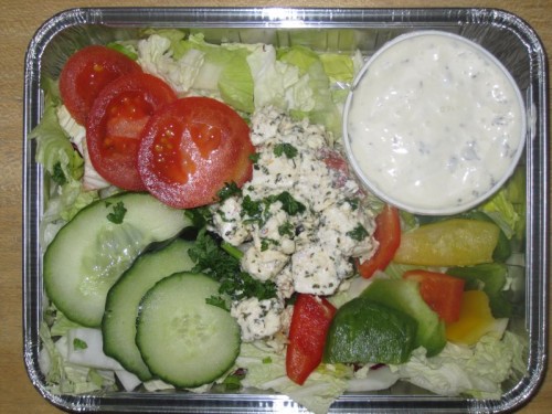 Griechischer Hirtensalat mit eingelegtem Schafskäse und Dressing