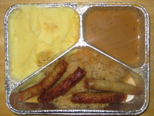 4 Nürnberger Bratwürstchen auf Sauerkraut, Senf, Zwiebelkartoffelpüree