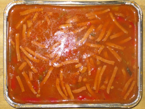 Soljanka mit einer Scheibe Weißbrot, Pudding