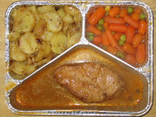 Gegrilltes Geflügelsteak in Pfeffersoße, zartes Gemüse, Bratkartoffeln