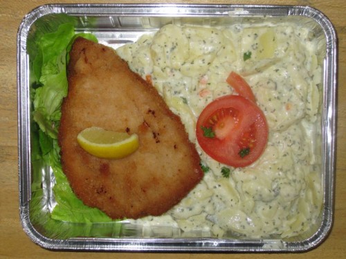 Schweineschnitzel mit Zitronenecke und Kartoffelsalat