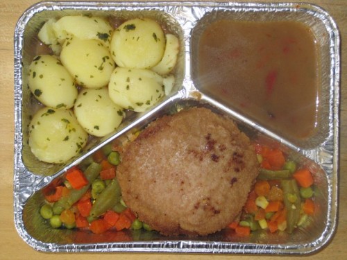 Panierte Jagdwurstscheibe mit Jägersoße, Buttergemüse und Kräuterkartoffeln