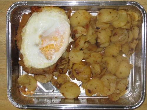 Hamburger Schnitzel mit Spiegelei und Bratkartoffeln