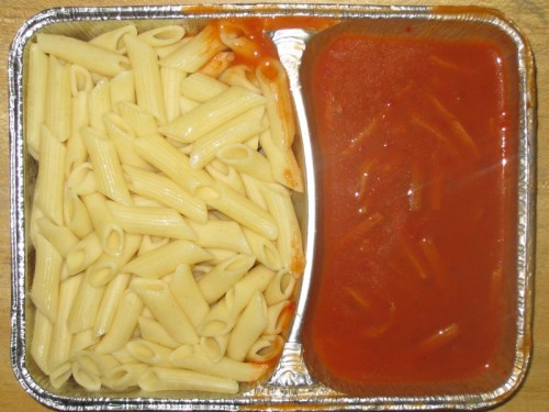 Makkaroni mit Wurststreifen, fruchtiger Tomatensoße