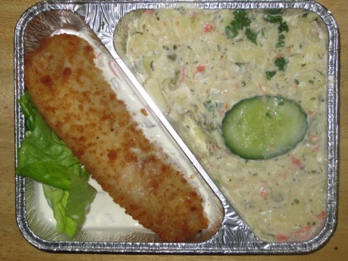 Gebackenes Fischfilet in Remouladensoße und mit Kartoffelsalat