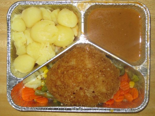 Paniertes Schweineschnitzel auf Pfannengemüse und Salzkartoffeln
