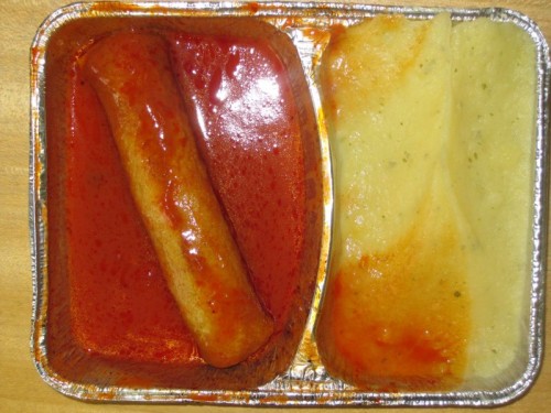 Currywurst in fruchtiger Tomatensoße, Kartoffelbrei, Obst
