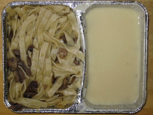 "Tagliatelle al prosciutto" Bandnudeln mit Pilzen in milder Sahnesauce