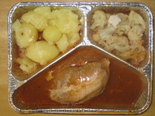 Gefülltes Schnitzel mit Blumenkohlgemüse, Kartoffeln, Kompott