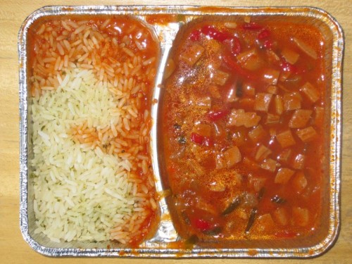 Bunter Wurstgulasch mit Kräuterreis, Apfel