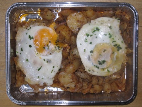 Bratkartoffeln mit 2 Spiegeleiern und Obst