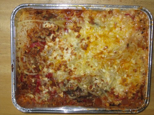 Griechische Hackfleischpfanne mit Reis, Auberginen, Paprika, Oliven und Schafskäse überbacken