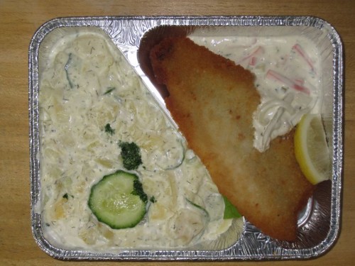 Gebackenes Fischfilet mit Remoulade und Gurkenkartoffelsalat