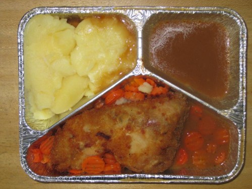 Wiener Backhähnchen mit Geflügelsoße, auf Möhrengemüse und Salzkartoffeln