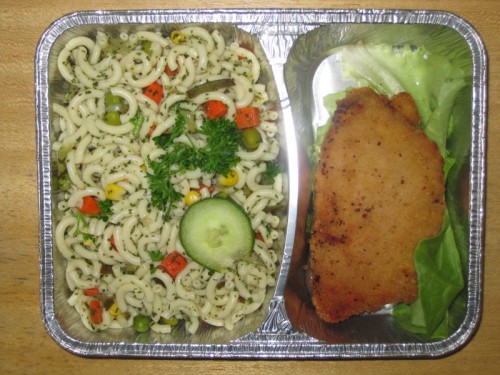 Gefülltes Schweineschnitzel (mit Schinken und Käse) dazu Nudelsalat