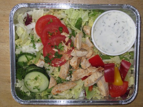 Frische Blattsalate mit Putenbruststreifen, Joghurtdressing