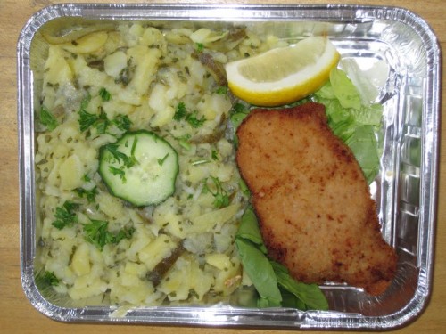 Schweineschnitzel mit Gurkenkartoffelsalat (Öl, Essig, Zwiebel)