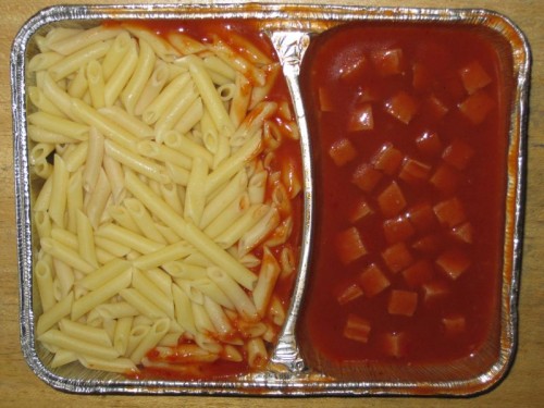 Makkaroni mit Wurstwürfeln und Tomatensoße