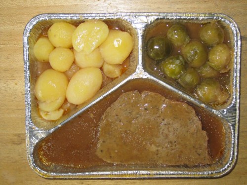 Hausgemachter Hackbraten mit Butterrosenkohl und Salzkartoffeln