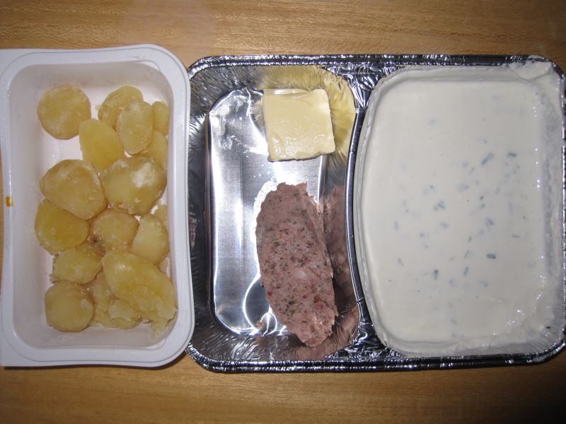 Hausgemachter Quark mit Butter, Leberwurst und Salzkartoffeln