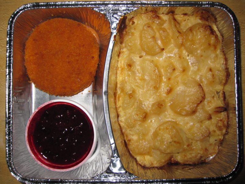 Gebackener Camembert garniert mit Preiselbeeren, dazu Kartoffelgratin, Obst