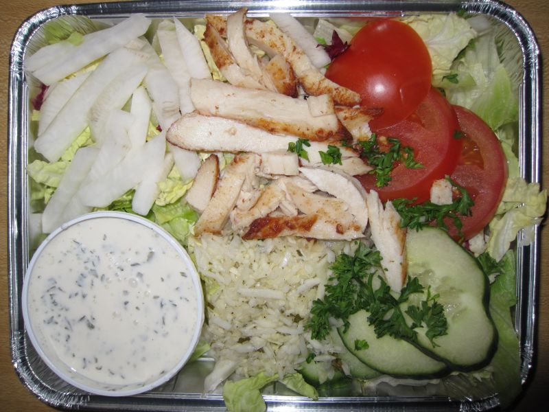 Bunte Salatplatte  mit Rohkost und Putenstreifen