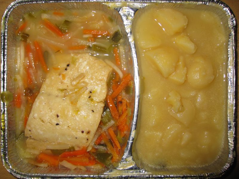 Gedünstetes Fischfilet in feinem Gemüsebett, mit Limonen-Buttersoße und Kartoffeln