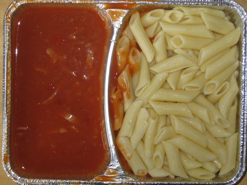 Makkaroni mit Schinkenstreifen und Tomatensoße