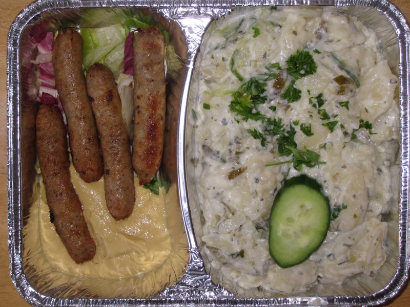 4 Nürnberger Würstchen mit Senf und Gurkenkartoffelsalat