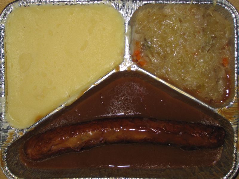 Thüringer Rostbratwurst in herzhafter Senfsoße mit Delikatesssauerkraut, Kartoffelpüree, Senf