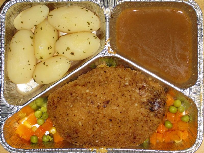 Schweineschnitzel mit Buttergemüse und Kräuterkartoffeln